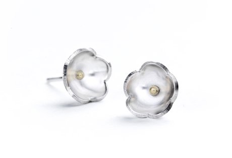 medium daisy studs